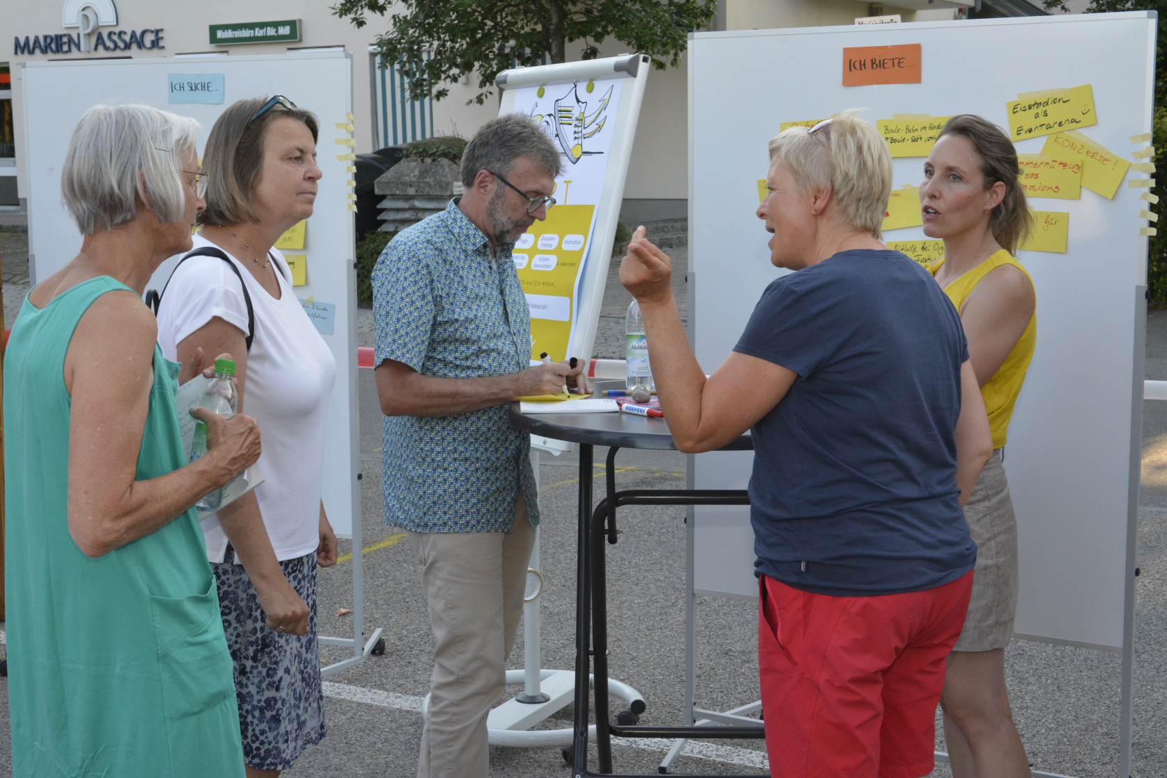 Credit_Bezirk Oberbayern_Personen an Stellwand Sport