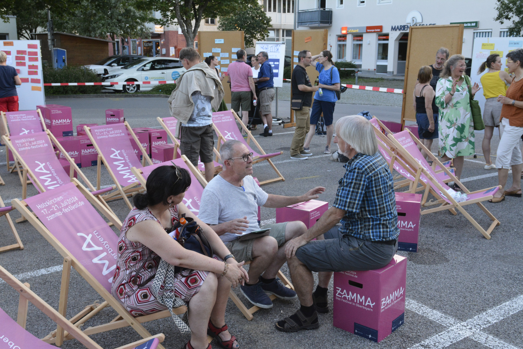 Credit_Bezirk Oberbayern_Personen auf Liegestühlen